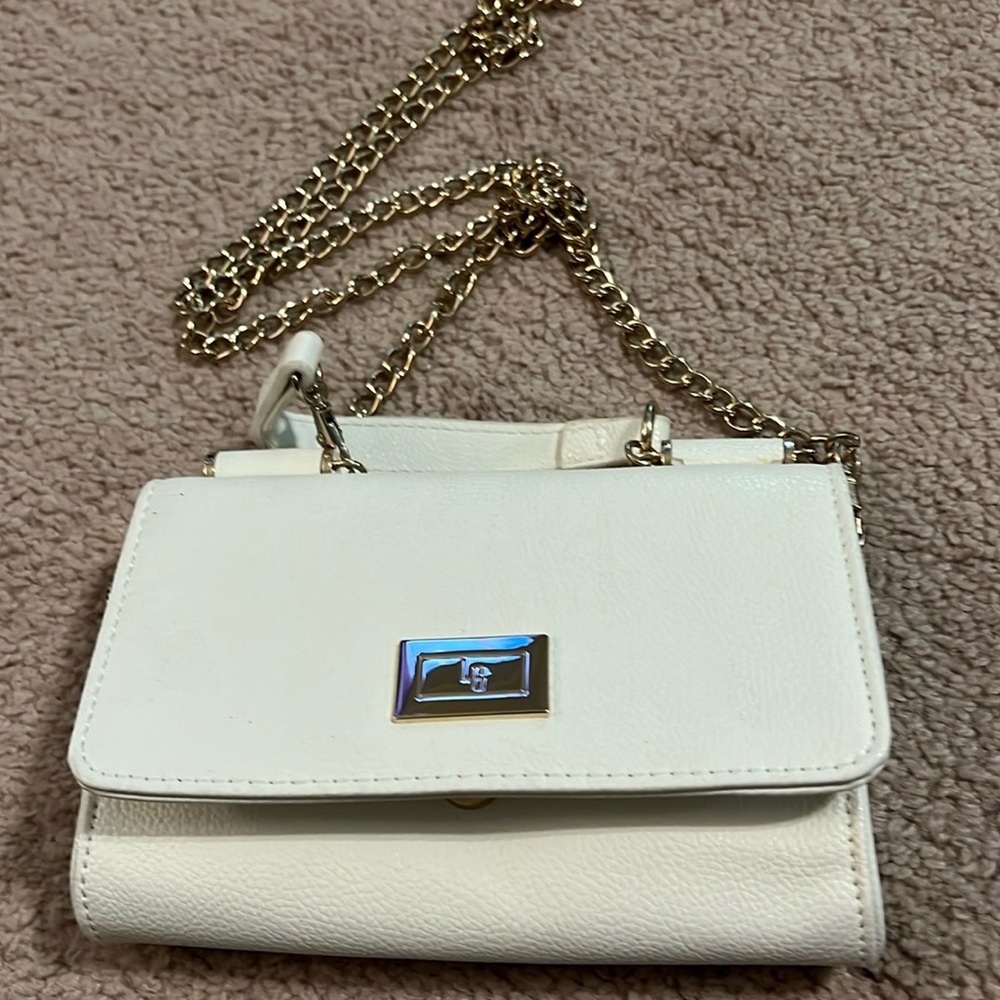 White small clutch with gold chain